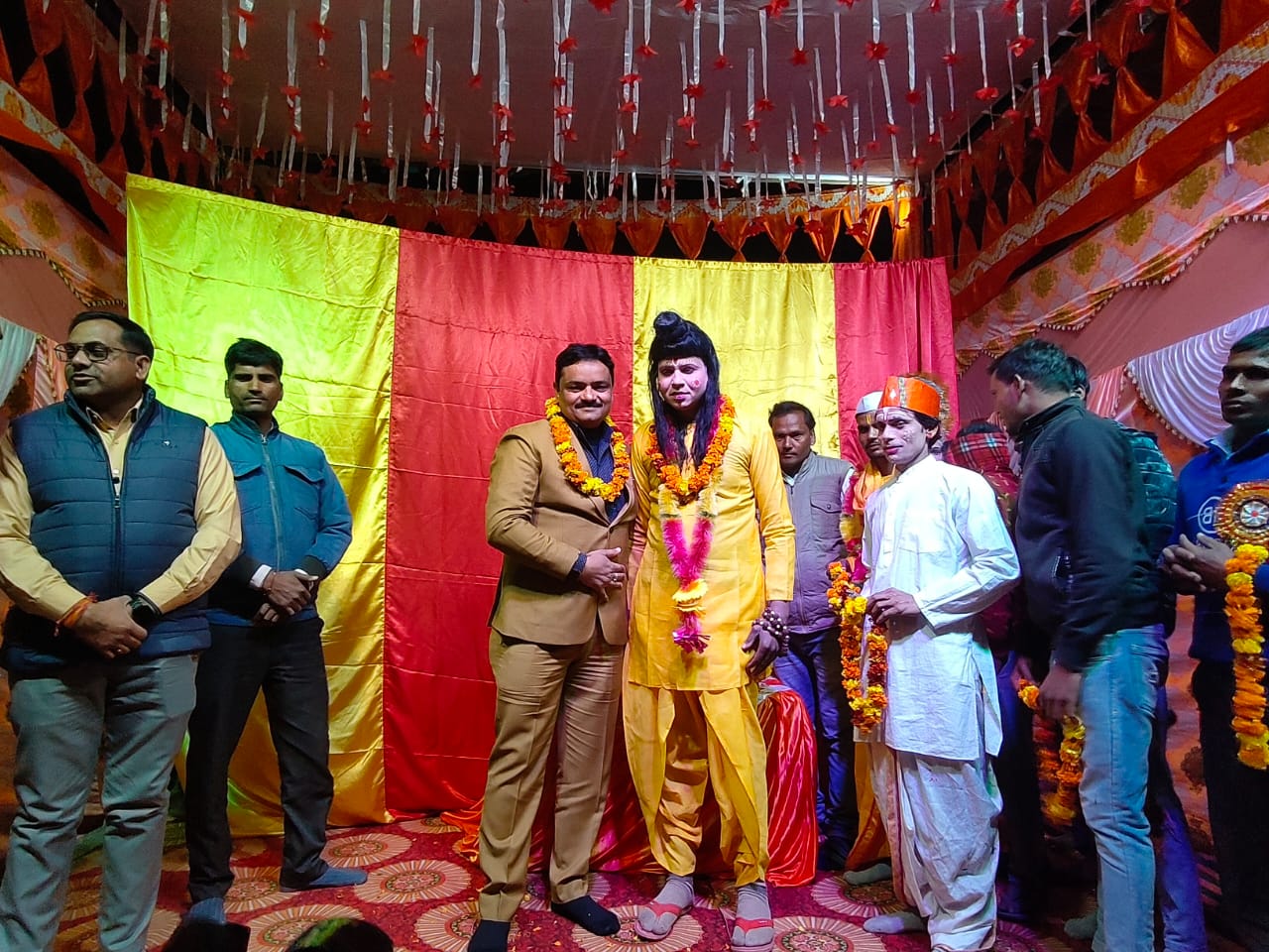 संत रविदास जी की लीला का शुभारंभ करते हुए पूर्व राज्य मंत्री एव भगवानपुर के लोक प्रिय नेता सुबोध राकेश।