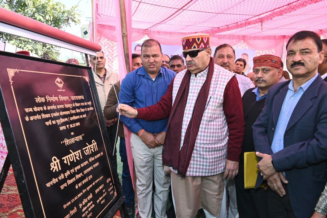 मसूरी विधानसभा क्षेत्र के धोरणखास में करोड़ों की लागत से निर्मित विभिन्न विकास योजनाओं का लोकार्पण एवं शिलान्यास करते कैबिनेट मंत्री गणेश जोशी