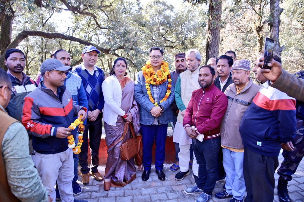 गढ़वाल सांसद तीरथ सिंह रावत व केंद्रीय मंत्री की गेंद पर आउट