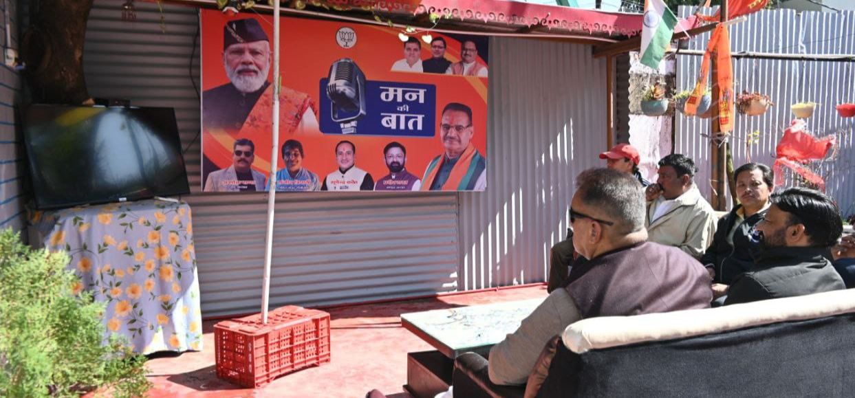 मसूरी विधानसभा क्षेत्र के बूथ संख्या 76 में प्रधानमंत्री नरेंद्र मोदी के मासिक रेडियो कार्यक्रम का 110वां संस्करण सुनते कैबिनेट मंत्री गणेश जोशी