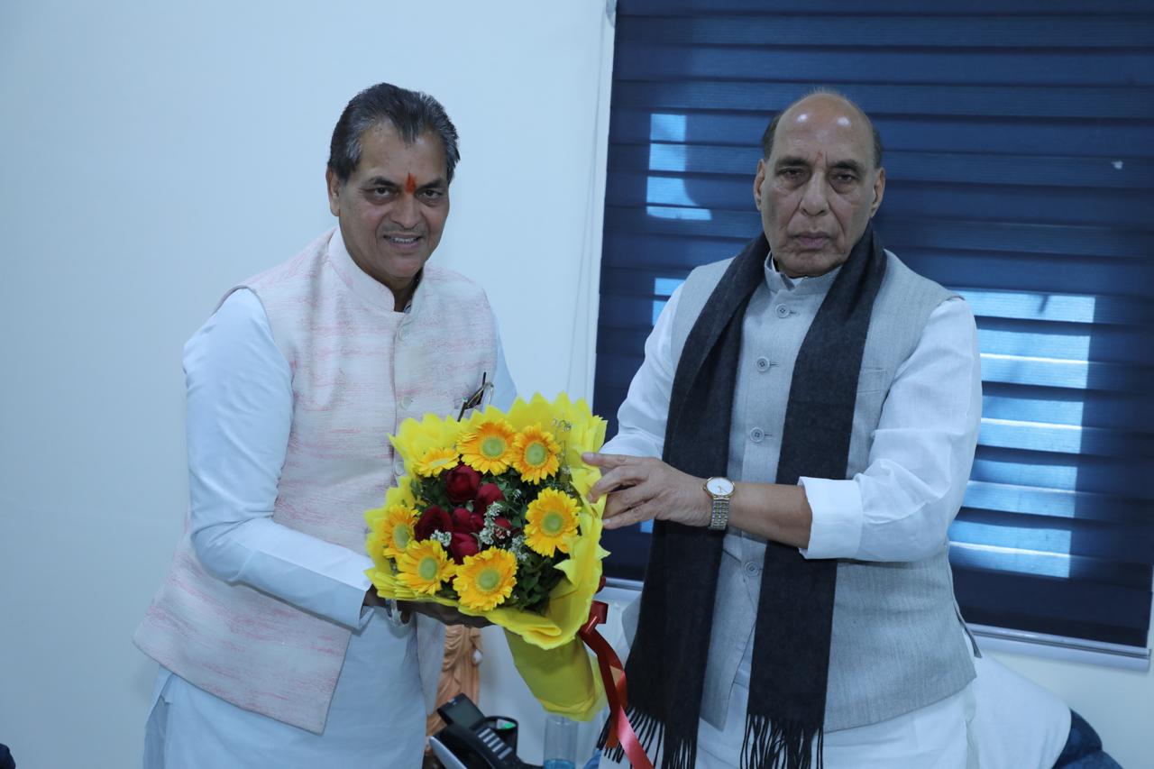 डॉ प्रेमचंद अग्रवाल ने नई दिल्ली में केंद्रीय रक्षा मंत्री राजनाथ सिंह से शिष्टाचार भेंट की