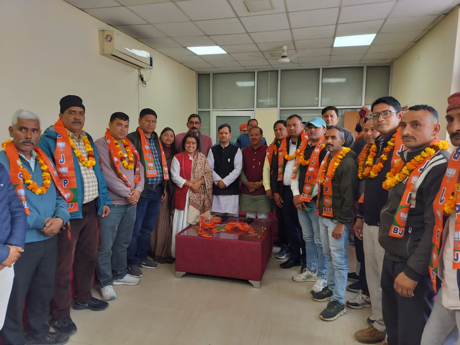 भाजपा मुख्यालय में बड़ी संख्या में कांग्रेस पदाधिकारियों एवम वरिष्ठ कार्यकर्ताओं ने पार्टी की सदस्यता ग्रहण की
