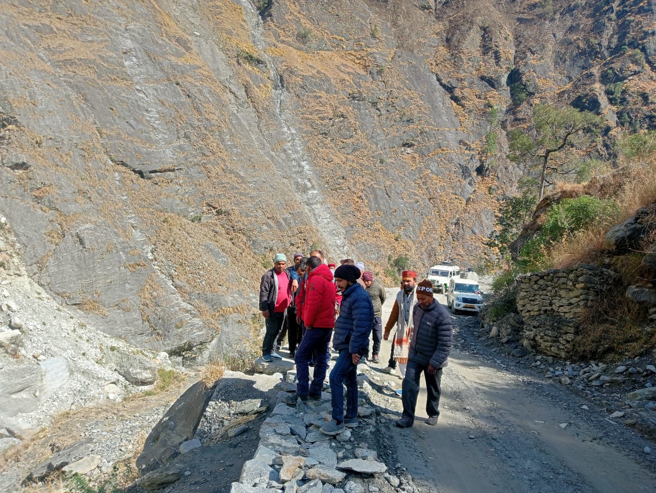 घटिया निर्माण सामग्री का प्रयोग करने पर उर्गम घाटी के ग्रामीणों ने की नारेबाजी