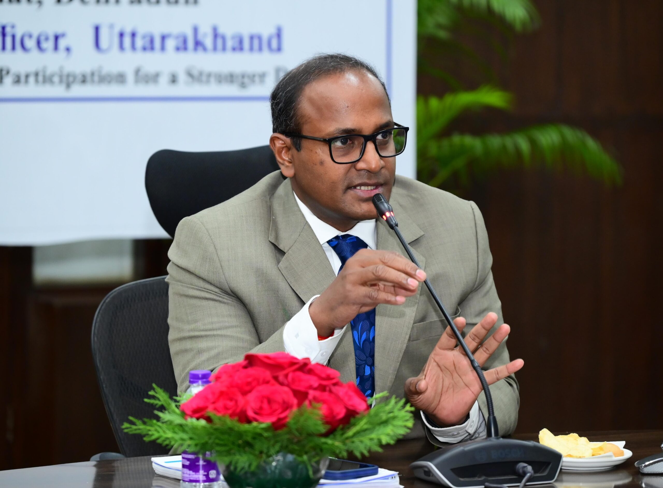 मुख्य निर्वाचन अधिकारी ने ली लोकसभा चुनाव को लेकर समीक्षा बैठक, दिए ये निर्देश