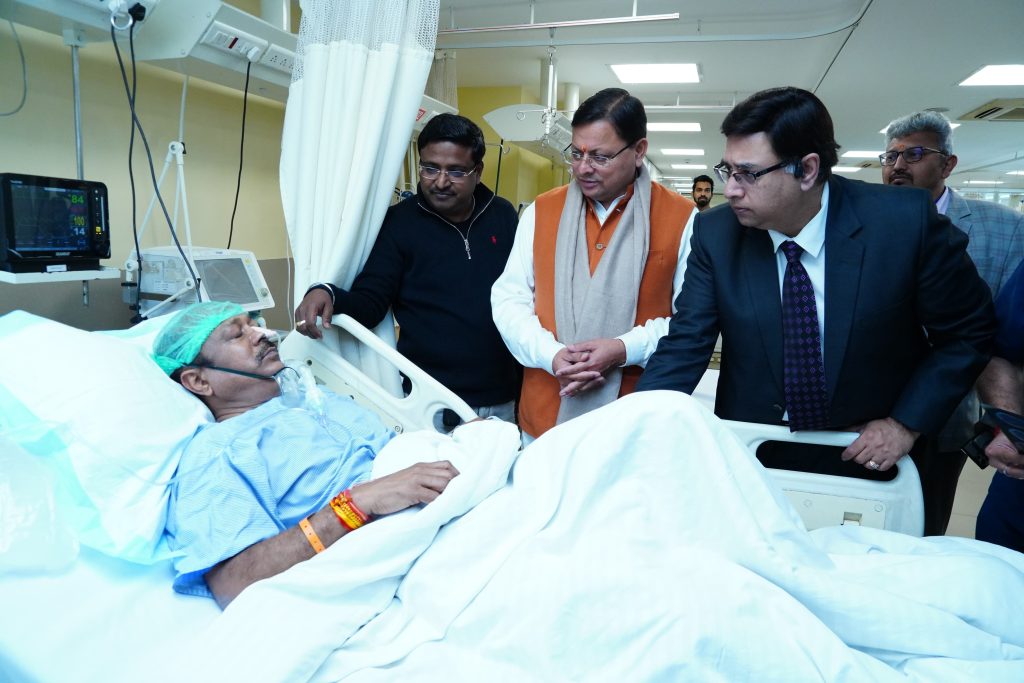 CM धामी ने सिनर्जी अस्पताल पहुंच कर आबकारी सचिव हरिचंद सेमवाल का जाना हालचाल