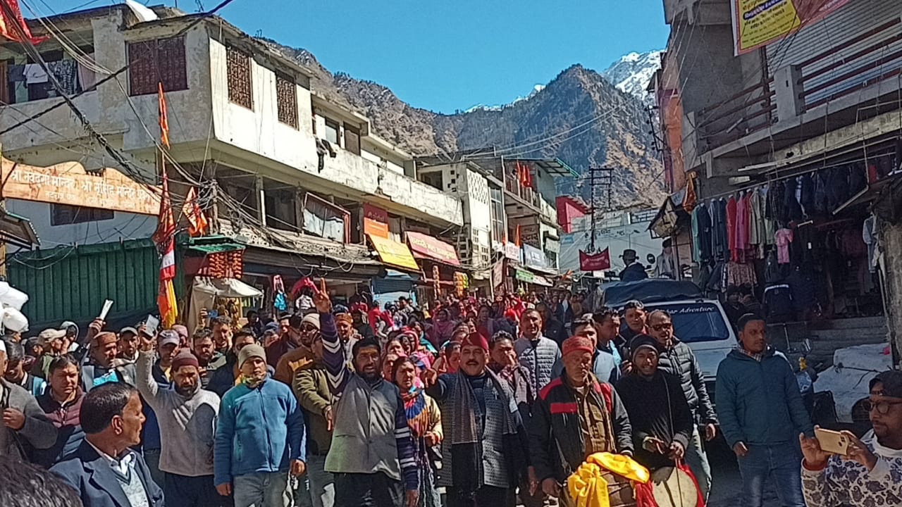 जोशीमठ : आपदा प्रभावितो ने शहर में  किया जुलुस प्रदर्शन