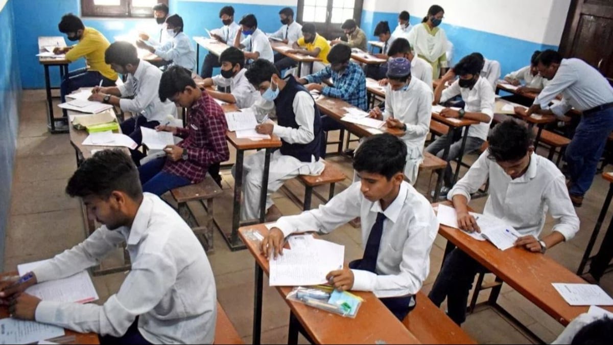 यूपी बोर्ड:अंग्रेजी के पेपर में नकल करती पकड़ी छात्रा,