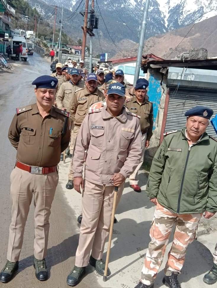 शांतिपूर्ण वातावरण में निर्भीक मतदान का संदेश देने हेतु जनपद चमोली पुलिस ने अर्धसैनिक बलों के साथ निकाला फ्लैग मार्च