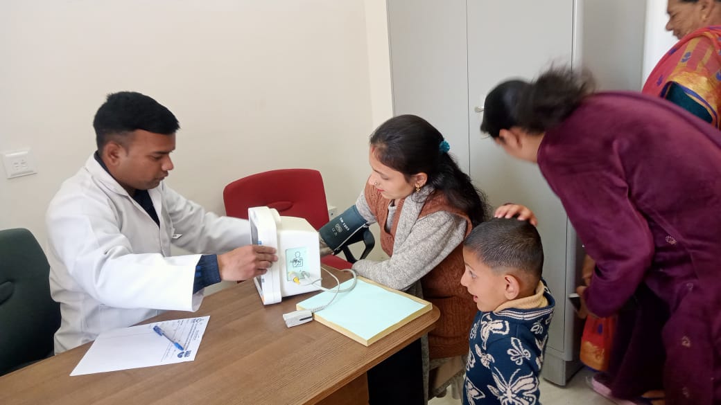 SDRF वाहिनी मुख्यालय जॉलीग्रांट में महिला स्वास्थ्य संबंधित शिविर कैंप का आयोजन