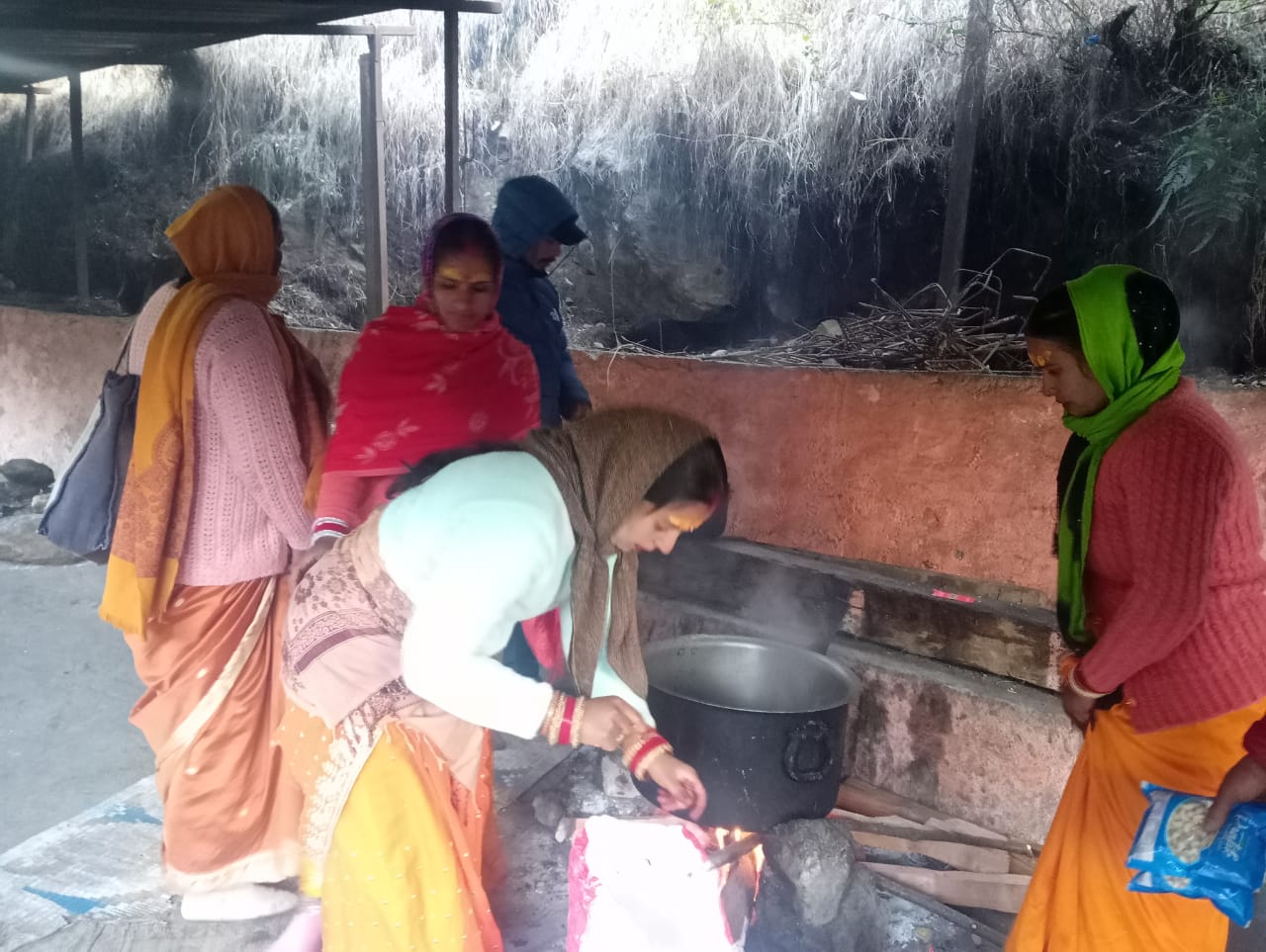 पंच केदारों में विराजमान शिव का पांचवां केदार कल्पेश्वर महादेव मंदिर में महाशिवरात्रि के अवसर पर भक्तों की भारी भीड़ उमड़ी। 