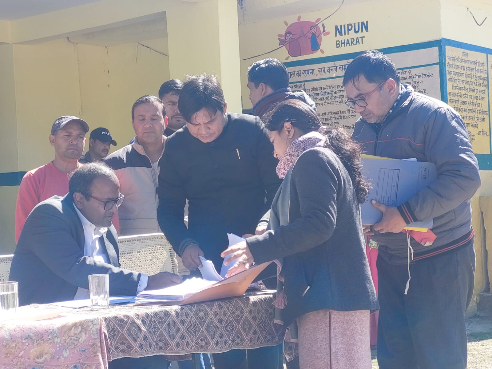 मुख्य निर्वाचन अधिकारी उत्तराखंड डॉ. बी.वी.आर.सी पुरुषोत्तम ने विधानसभा द्वाराहाट क्षेत्र के बूथों का किया निरीक्षण