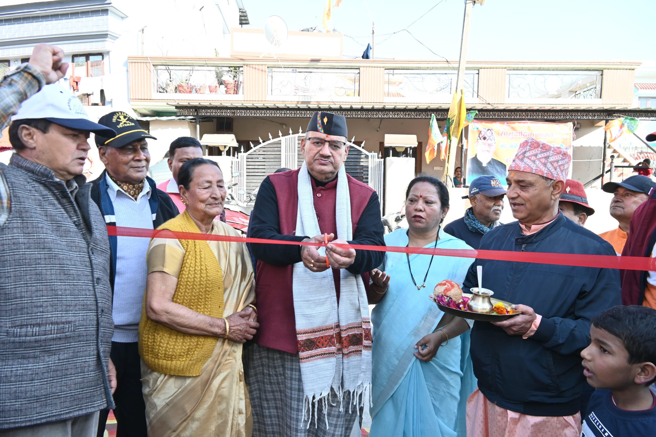 अमर शहीद रायफलमैन अजीत प्रधान सामुदायिक भवन का लोकार्पण करते कैबिनेट मंत्री गणेश जोशी