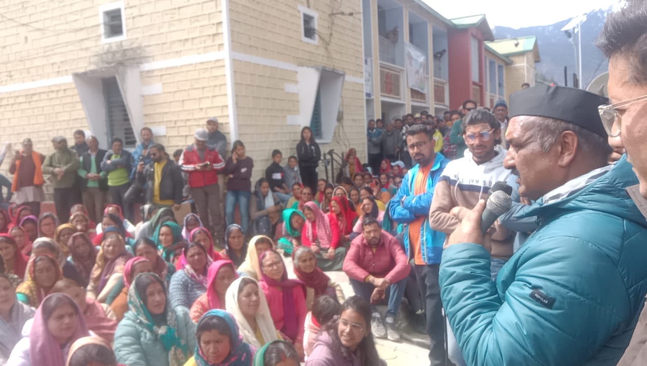 जोशीमठ : हल और फावड़ा लेकर सड़कों पर उतरे मूल निवासी 