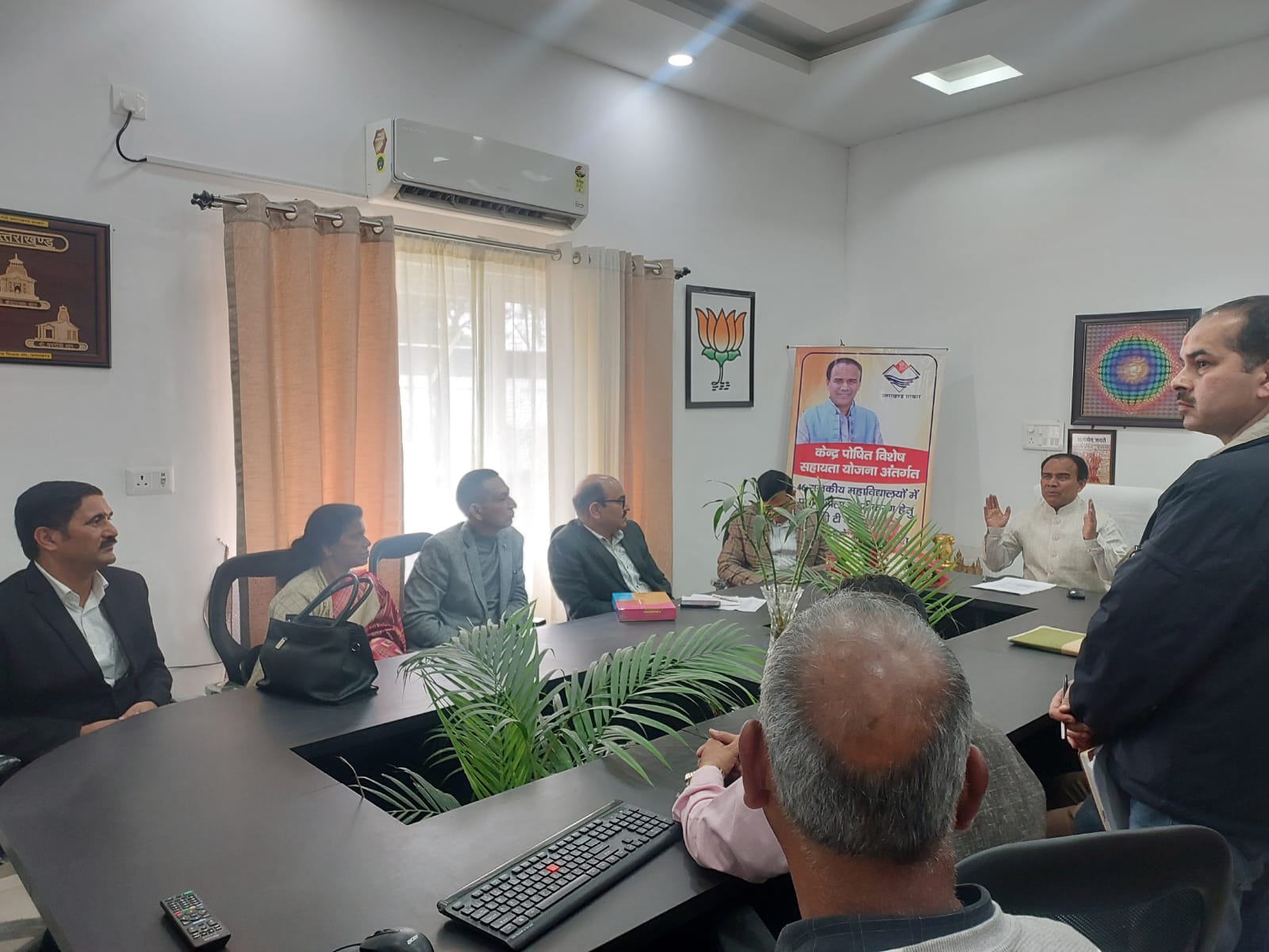 स्वीकृत बजट समय पर खर्च करें अधिकारीः डा. धन सिंह रावत