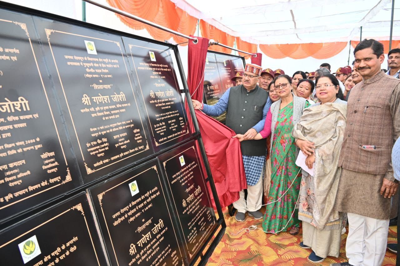 अनारवाला में मसूरी विधानसभा क्षेत्र के अंतर्गत 65 लाख रुपए से अधिक की विभिन्न विकास योजनाओं का लोकार्पण एवं शिलान्यास करते कैबिनेट मंत्री गणेश जोशी