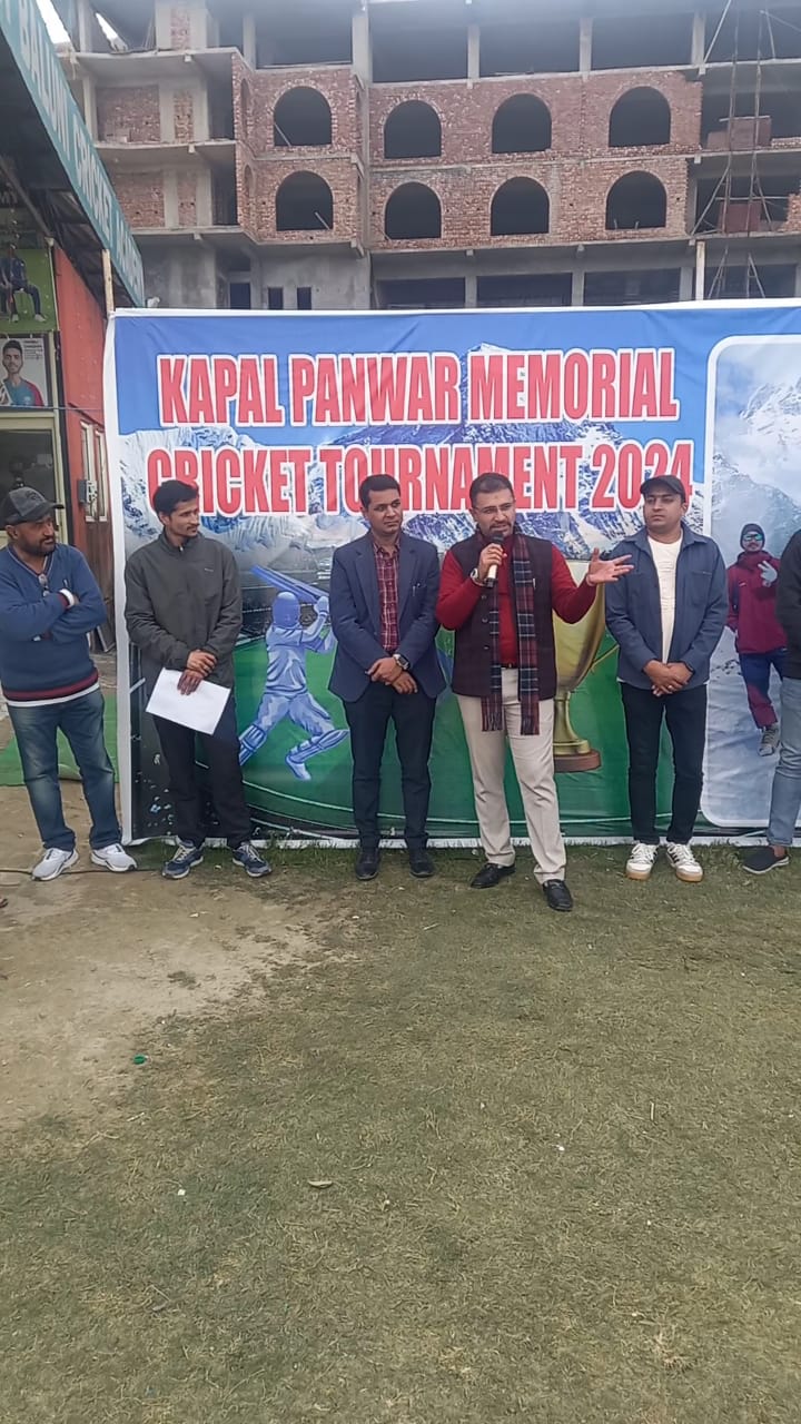 शहीद कपिल पंवार मेमोरियल क्रिकेट टूर्नामेंट का कांग्रेस नेता अभिनव थापर ने पुरुस्कार वितरण कर समापन किया।