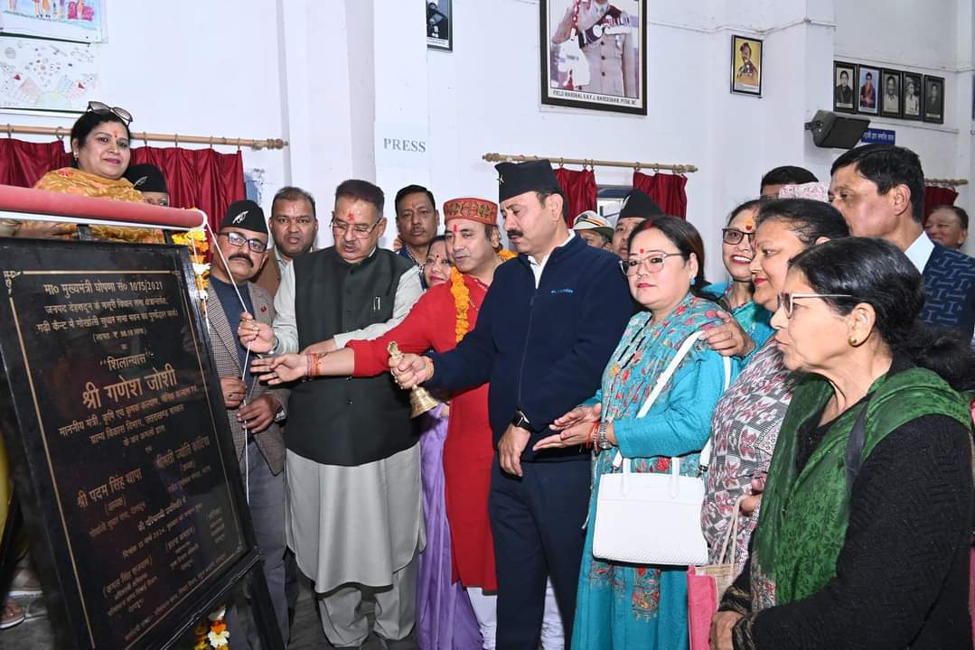 देहरादून : मुख्यमंत्री घोषणा के अंतर्गत रू.98.18 लाख की लागत से गोर्खाली सुधार सभा के जीर्णोद्वार कार्य का शिलान्यास करते कैबिनेट मंत्री गणेश जोशी।