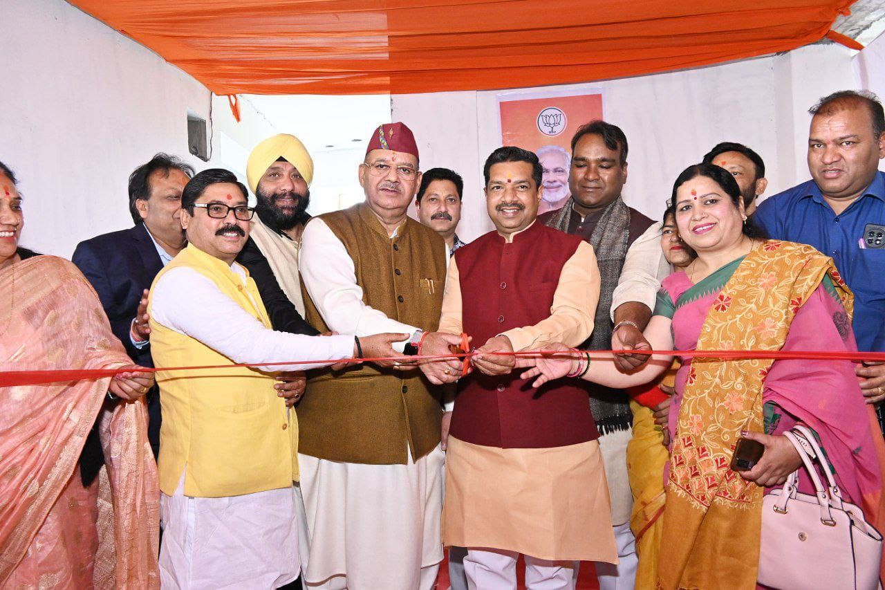 लोकसभा चुनाव के दृष्टिगत भाजपा टिहरी लोकसभा के अंतर्गत मसूरी विधानसभा क्षेत्र के चुनाव कार्यालय का उद्घाटन करते कैबिनेट मंत्री गणेश जोशी