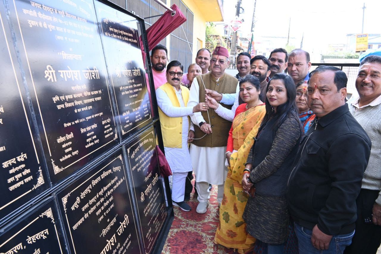 मसूरी विधानसभा क्षेत्र के अंतर्गत विजय कॉलोनी, किशन नगर, धोरणखास तथा सरोगांव व धनोला में रू. 520.44 लाख की लागत के विभिन्न विकास कार्यों का शिलान्यास करते कैबिनेट मंत्री गणेश जोशी