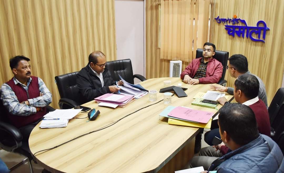 हेमकुंड यात्रा मार्ग पर संचालित कार्यो को तेजी से पूरा करें- डीएम 