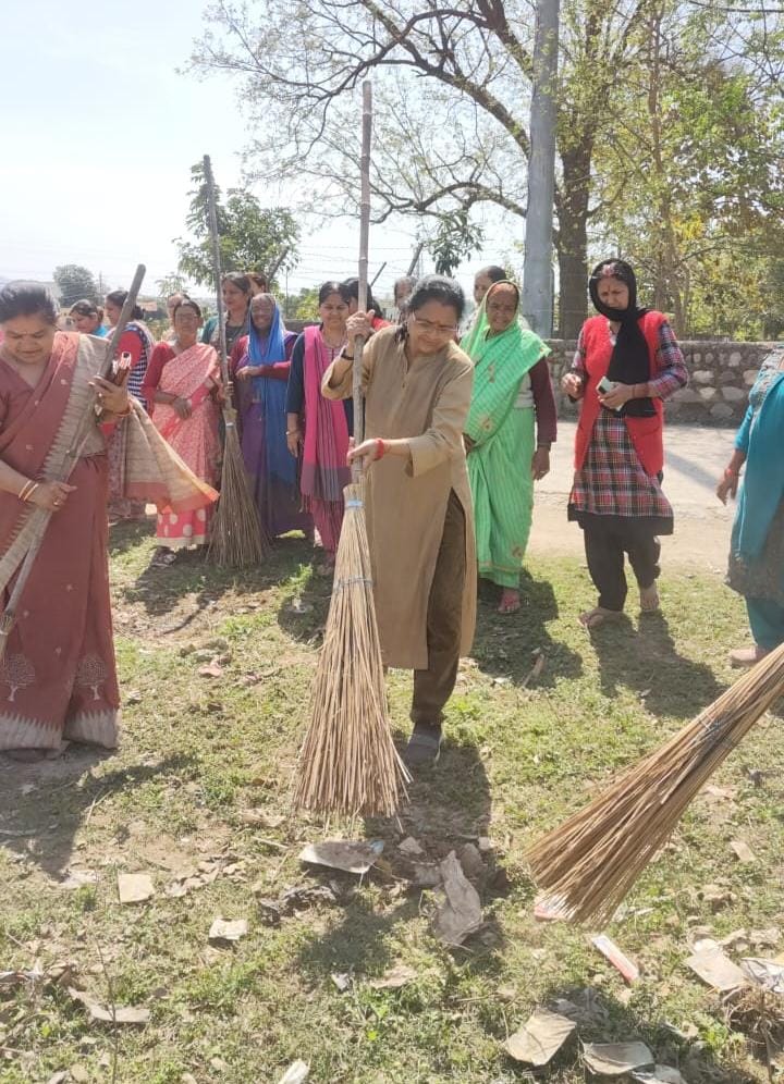 महिला आयोग ने मनाया स्वछता पखवाड़ा, आयोग अध्यक्ष ने केंद्रीय विद्यालय में लगाई झाड़ू