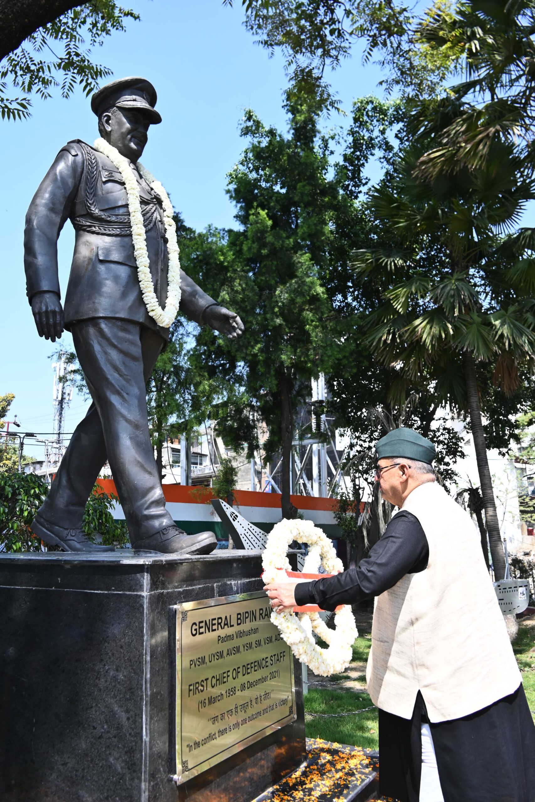 सीडीएस जनरल बिपिन रावत की जयंती के अवसर पर देहरादून के कनक चौक स्थित जनरल बिपिन रावत पार्क में उनकी प्रतिमा पर पुष्पचक्र अर्पित कर उन्हें भावपूर्ण श्रृद्धांजलि देते सैनिक कल्याण मंत्री गणेश जोशी