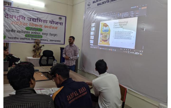 देवभूमि उद्यमिता योजना के उद्यमिता विकास कार्यक्रम के 12 दिवसीय प्रशिक्षण कार्यक्रम के अष्टम दिवस मे जे.बी.आई.टी .से आये डॉ.प्रदीप कोठियाल ने सिखाये पैकेजिंग ब्रांडिंग इन स्टार्टअप के गुर