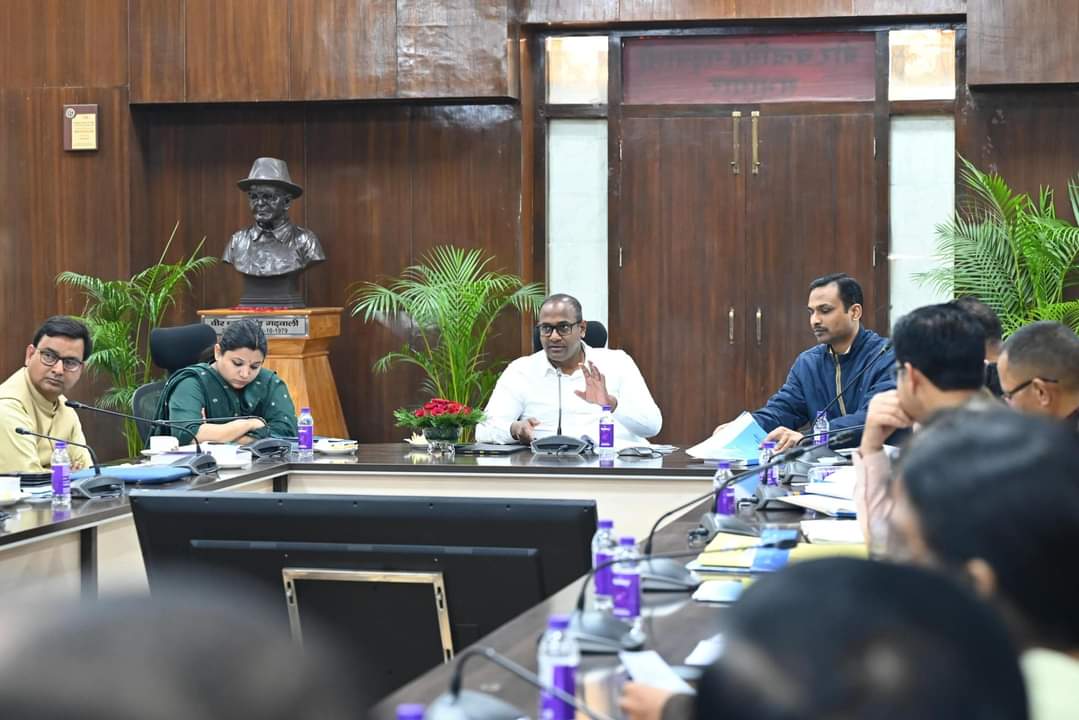 मुख्य निर्वाचन अधिकारी ने ज़िलाधिकारियों और पुलिस अधीक्षकों के साथ ली समीक्षा बैठक
