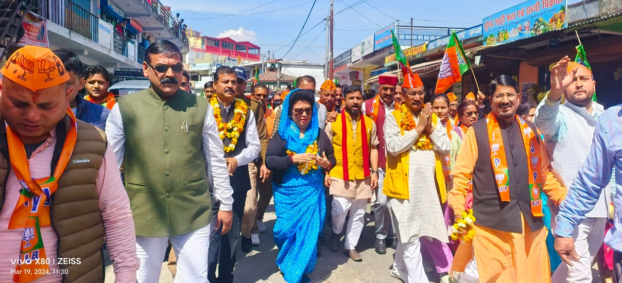 टिहरी लोकसभा की प्रत्याशी एवं सांसद माला राज्य लक्ष्मी शाह के द्वारा टिहरी जिले के कई स्थानों पर जनसंपर्क भ्रमण कार्यक्रम