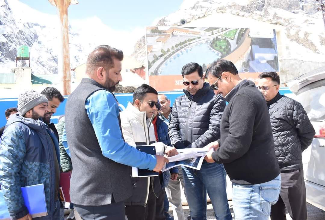 सचिव डा.पंकज कुमार पाण्डेय ने बद्रीनाथ धाम पहुंच कर किया मास्टर प्लान के यात्रा मार्ग पर सडक़ सुधारीकरण कार्यो का स्थलीय निरीक्षण