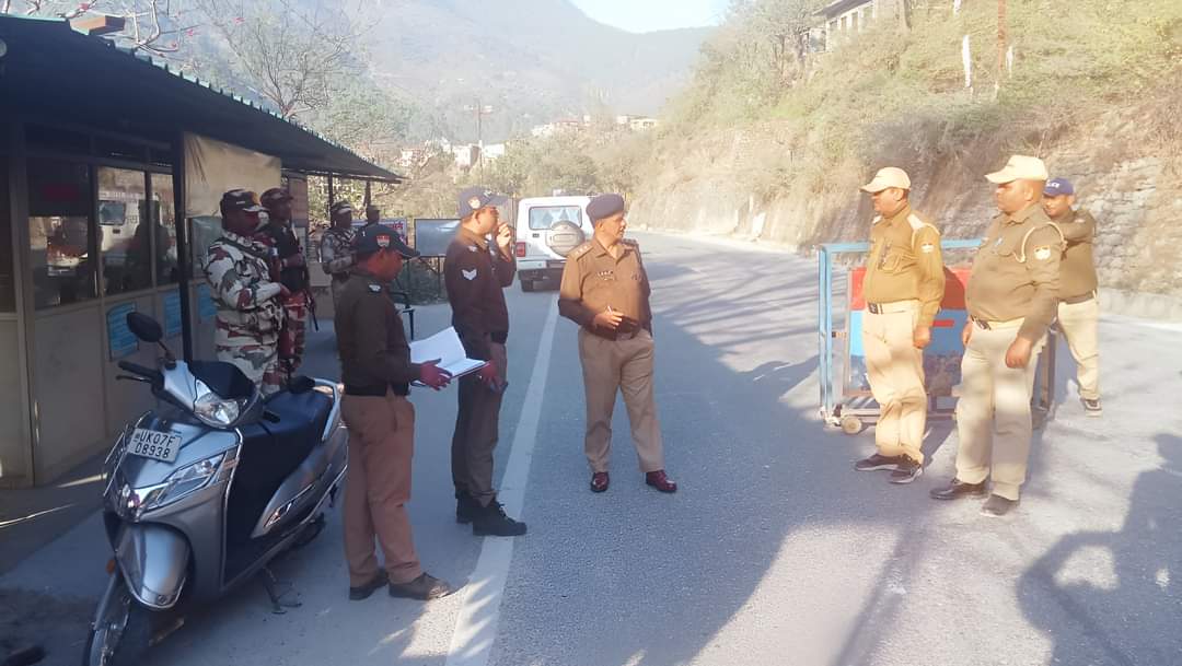 व्यवस्थाओं का जायजा लेकर SST टीम में ड्यूटीरत कर्मियों को दिए आवश्यक दिशा निर्देश। 
