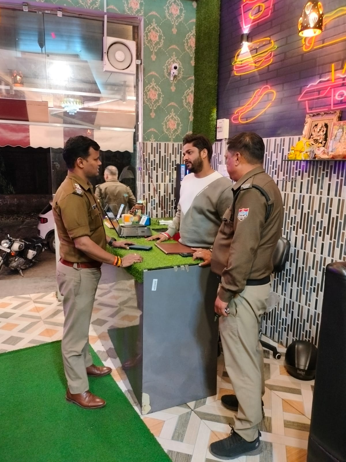 आगामी लोकसभा चुनाव दृष्टिगत पौड़ी पुलिस अलर्ट, संदिग्ध व्यक्तियों, वाहनों के साथ साथ होटल, धर्मशालाओं व ढाबों की लगातार की जा रही सघन चैकिंग..