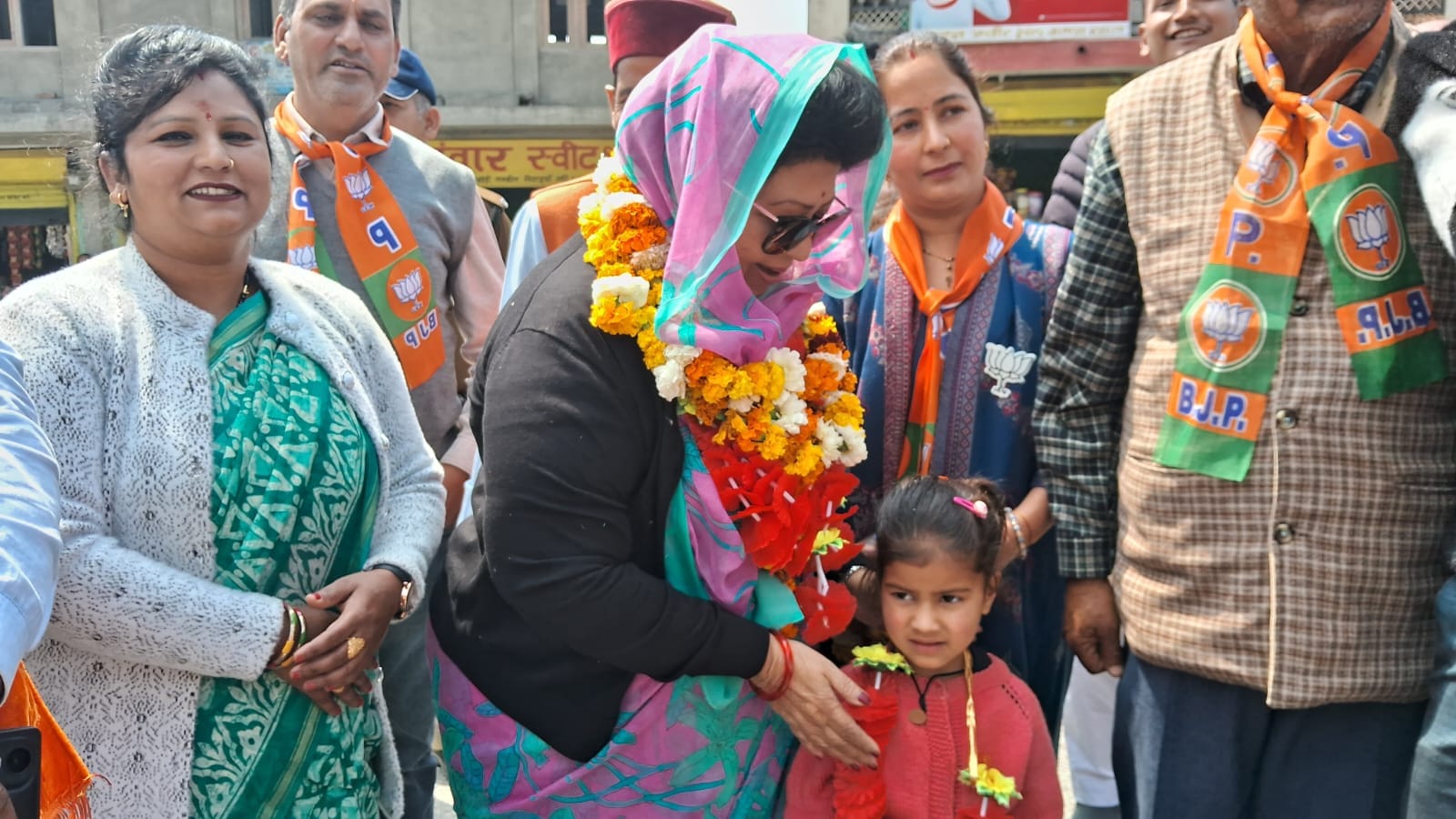टिहरी लोकसभा प्रत्याशी एवं सांसद माला राज्य लक्ष्मी शाह के द्वारा टिहरी जिले के प्रताप नगर विधानसभा में किया जनसंपर्क