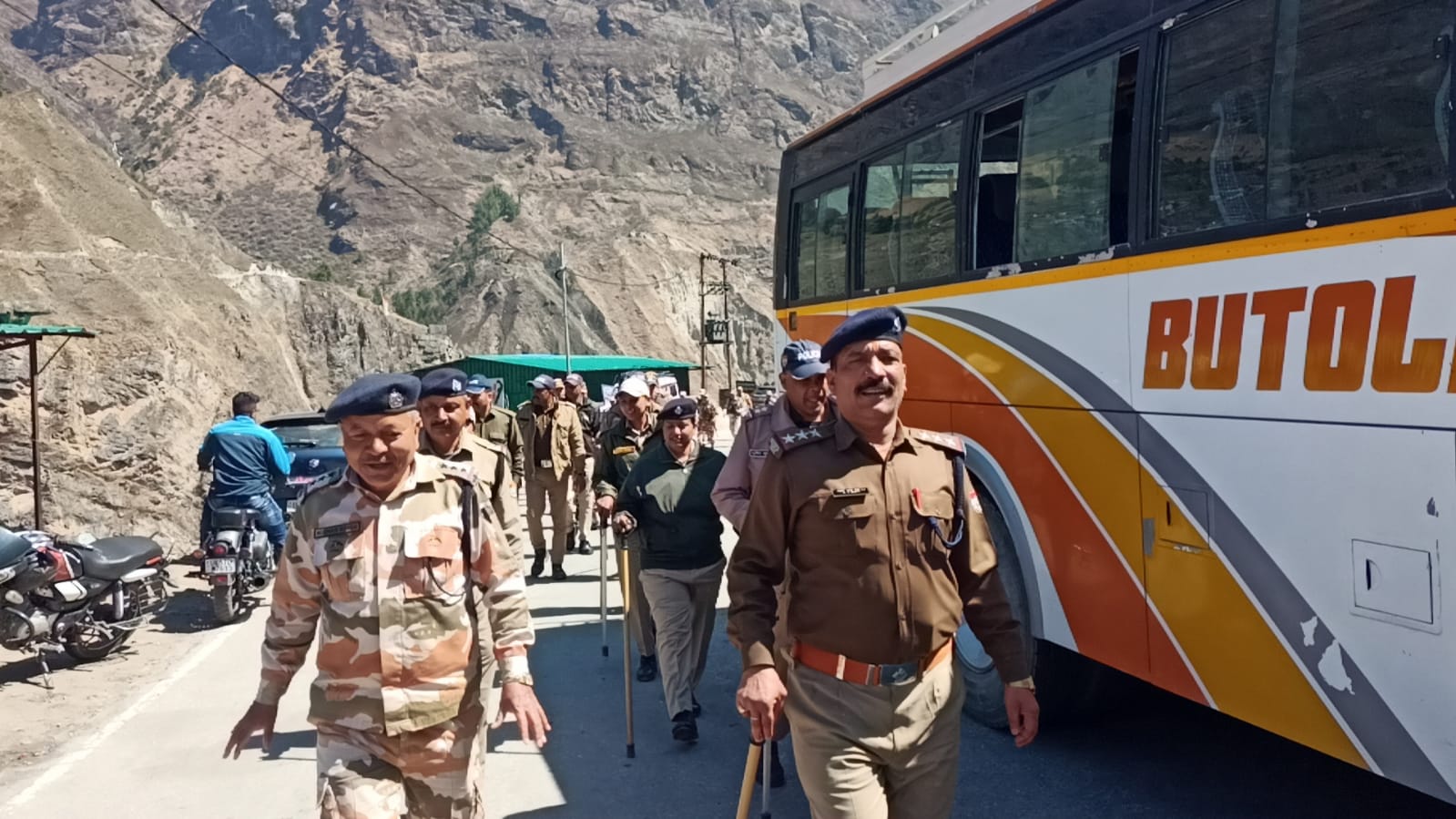 जोशीमठ क्षेत्र में पुलिस व ITBP के जवानों ने निकाला फ्लैग मार्च 