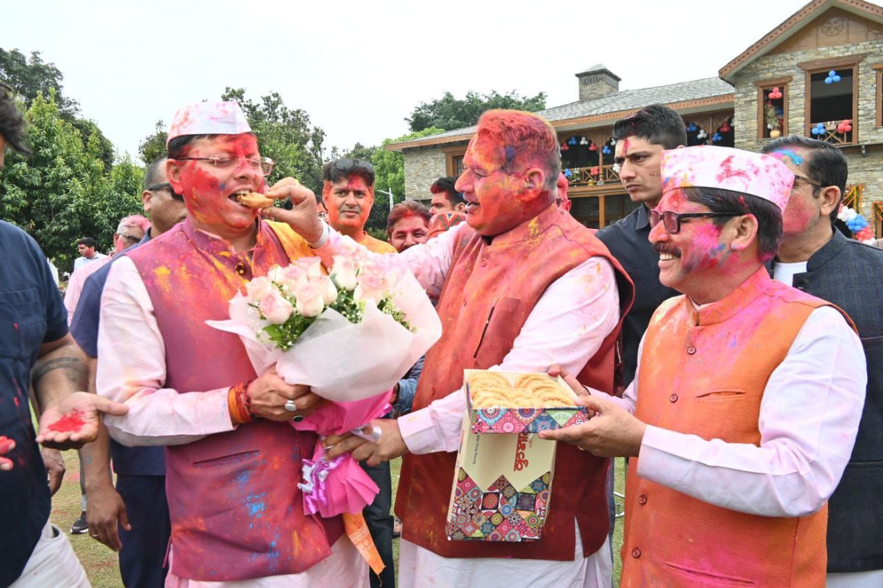 मुख्यमंत्री पुष्कर सिंह धामी को मिठाई खिलाकर होली की बधाई देते कैबिनेट मंत्री गणेश जोशी
