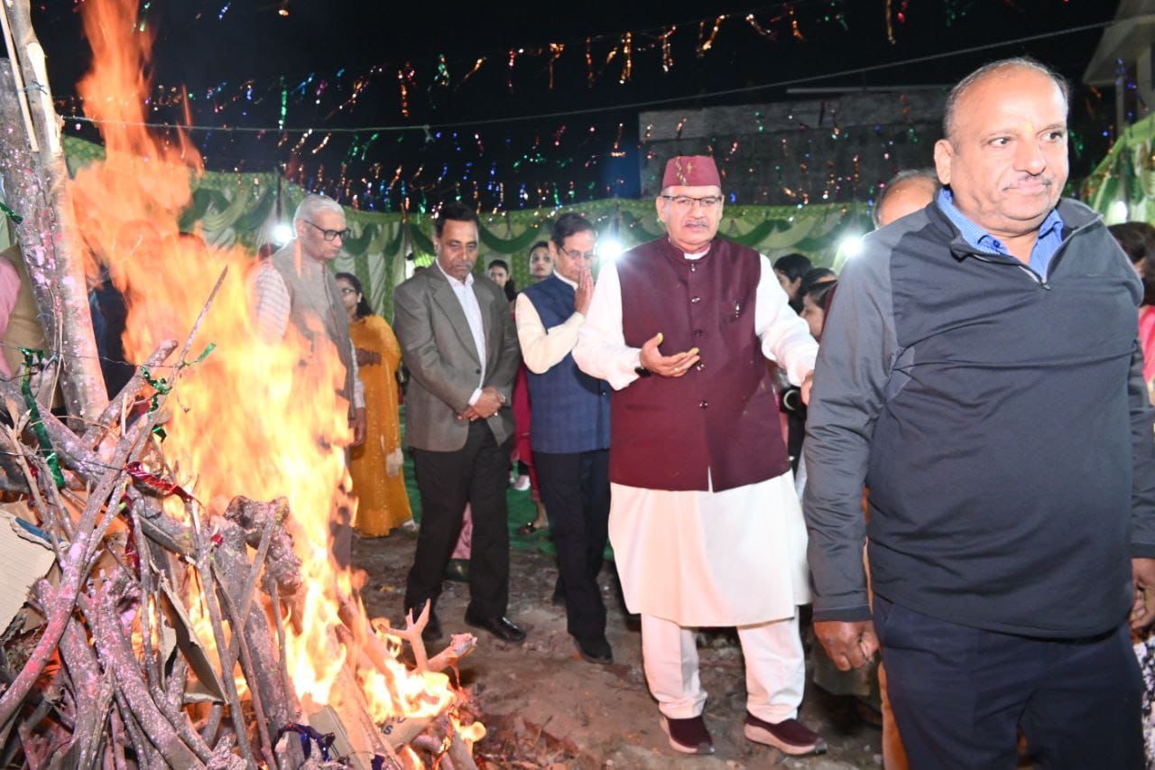 देहरादून के विभिन्न कार्यक्रमों में होली मिलन समारोह कार्यक्रम में प्रतिभाग करते कैबिनेट मंत्री गणेश जोशी