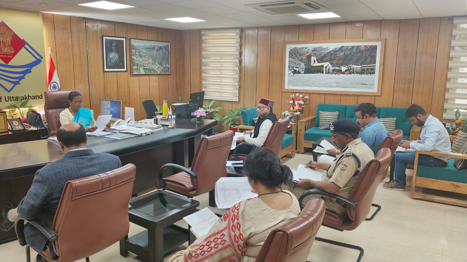 मुख्य सचिव राधा रतूड़ी की अध्यक्षता में न्याय विभाग और गृह विभाग के अधिकारियों की समिति में जेल से कैदियों की समय पूर्व रिहाई पर किया गया विचार