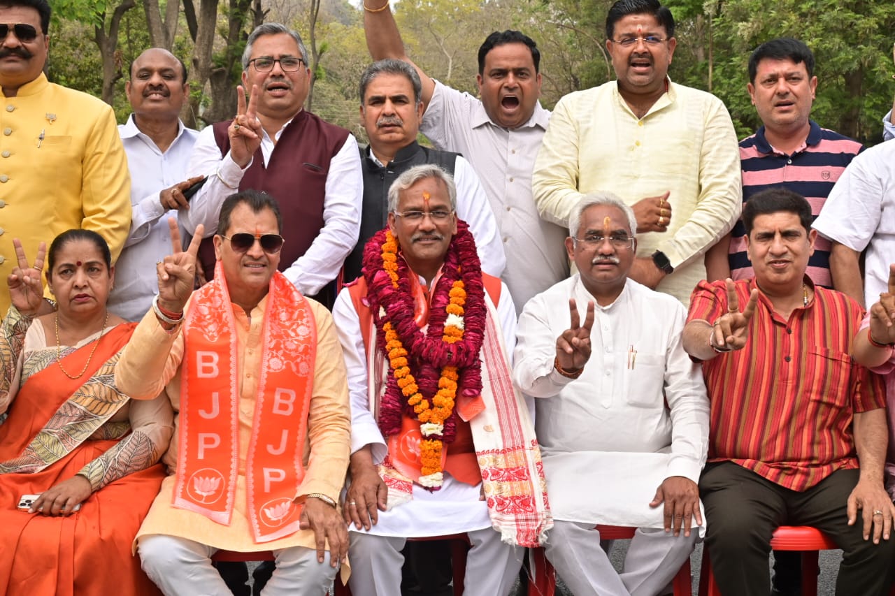 फिजिकल नामांकन के लिए हरिद्वार पहुंचे पूर्व CM और प्रत्याशी लोकसभा हरिद्वार त्रिवेंद्र सिंह रावत