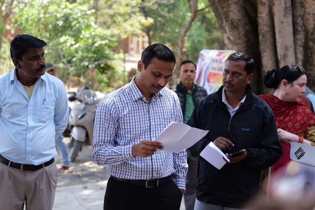 CEO ने बूथों पर जा कर दिलाई मतदाताओं को शपथ 