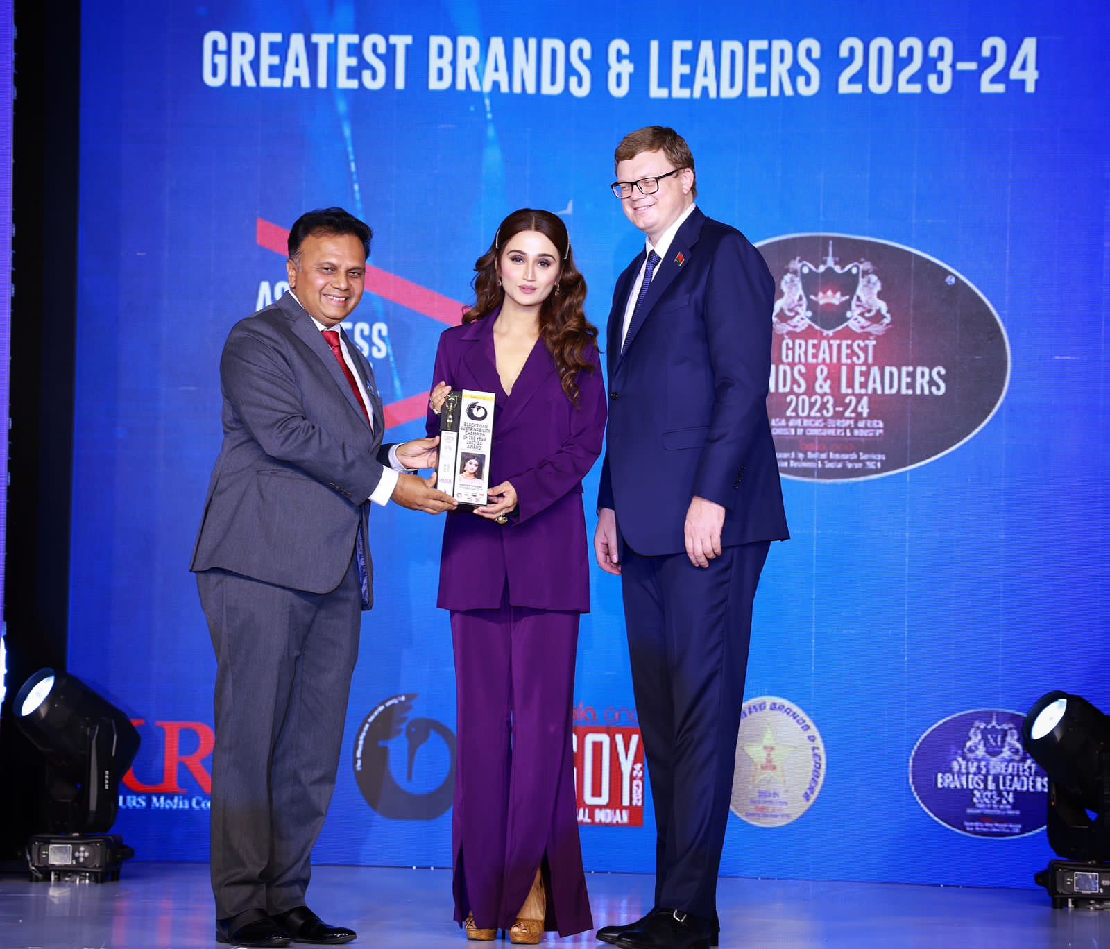 अभिनेत्री अरूषी निशंक को ब्लैक स्वैन चैंपियन ऑफ द ईयर पुरस्कार से किया सम्मानित