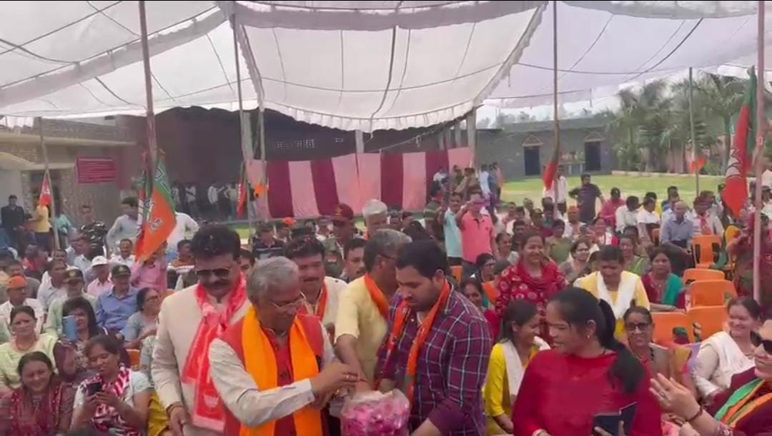 बड़ी ख़बर : पूर्व सीएम ने पूर्व सैनिकों पर की फूलों की वर्षा