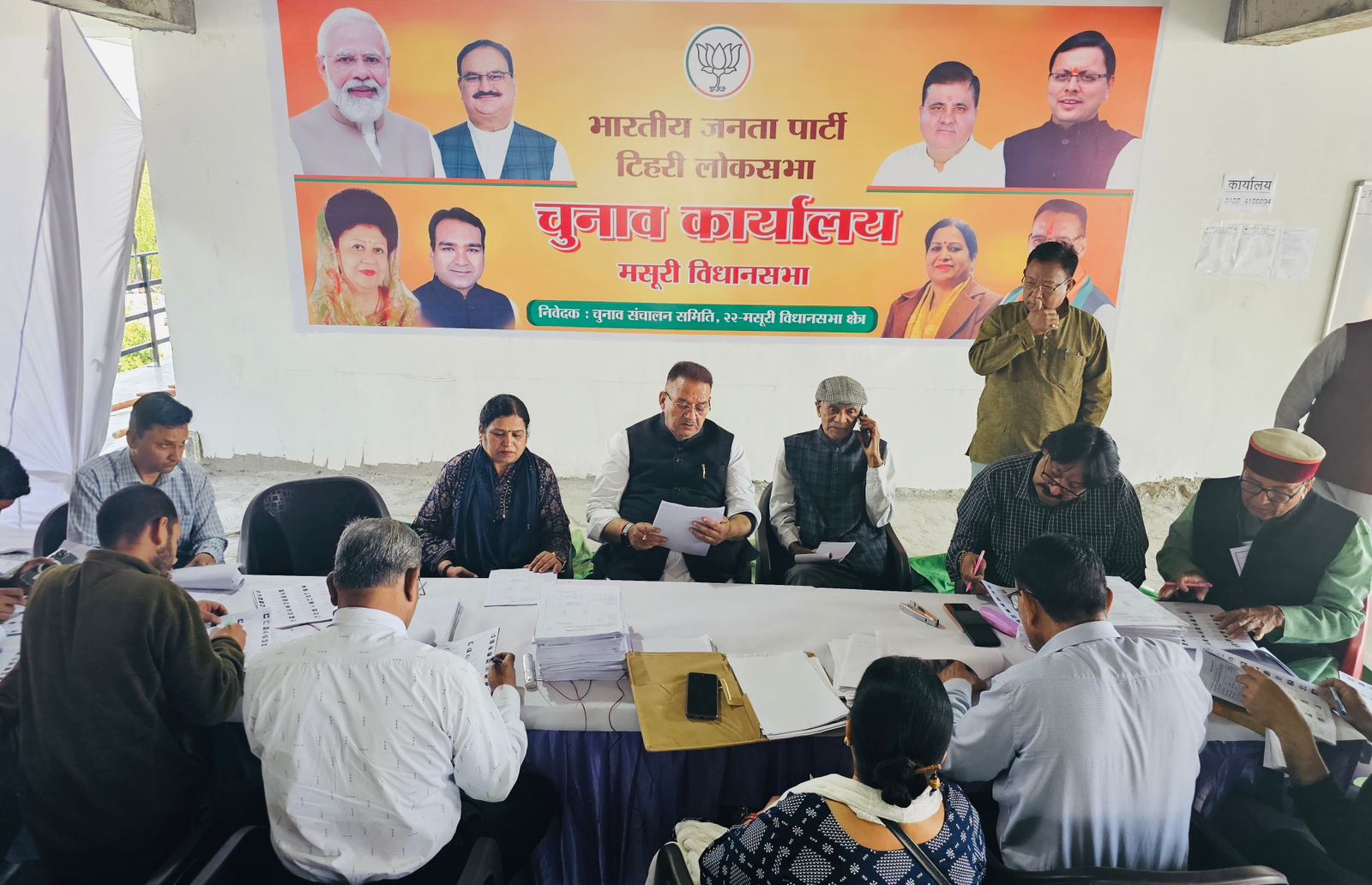 मसूरी विधानसभा के चुनाव कार्यालय में आगामी कार्यक्रमों के संबंध में कार्यकर्ताओं संग चर्चा करते कैबिनेट मंत्री गणेश जोशी