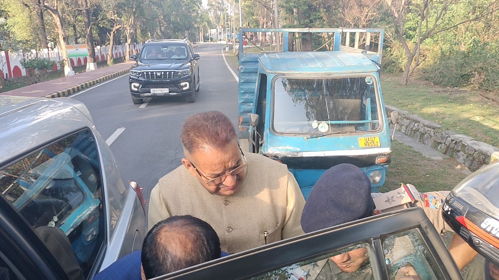 सड़क दुर्घटना में घायल हुए व्यक्ति के लिए देवदूत बने कैबिनेट मंत्री गणेश जोशी, ठीक समय पर मिली मदद से बची व्यक्ति की जान