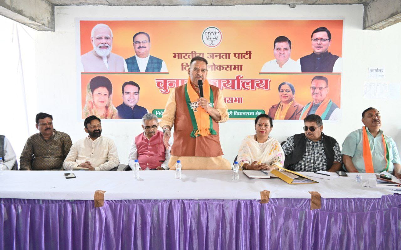 चुनाव कार्यालय में 06 अप्रैल को भारतीय जनता पार्टी के स्थापना दिवस के अवसर पर आयोजित होने वाले कार्यक्रम के संबंध में पार्टी कार्यकर्ताओं के साथ बैठक करते कैबिनेट मंत्री गणेश जोशी
