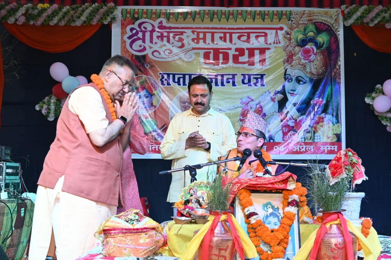 गोर्खाली सुधार सभा के सभागार में आयोजित श्रीमद भागवत कथा सप्ताह ज्ञान यज्ञ का श्रवण करते कैबिनेट मंत्री गणेश जोशी