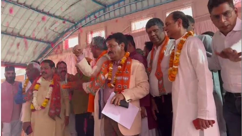 हरिद्वार : त्रिवेंद्र ने दिए हरीश रावत को बड़े झटके, इन करीबियों को BJP में कराया शामिल