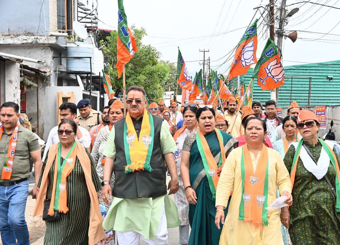 लोकसभा चुनाव के दृष्टिगत मसूरी विधानसभा क्षेत्र के नया गांव बाजार में जनसंपर्क करते कैबिनेट मंत्री गणेश जोशी