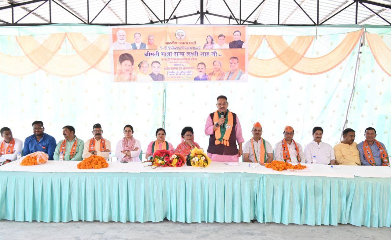 भाजपा सांसद प्रत्याशी माला राज्यलक्ष्मी शाह के समर्थन में मसूरी विधानसभा क्षेत्र के अंतर्गत सहस्त्रधारा स्थित बांडावाली में जनसभा को संबोधित करते कैबिनेट मंत्री गणेश जोशी