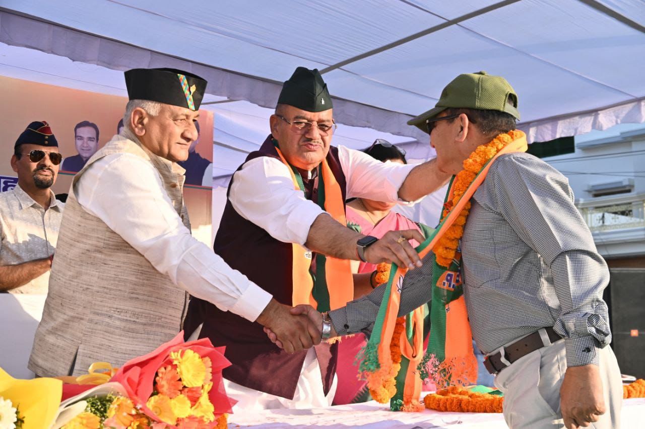 देहरादून में आयोजित जनसभा संबोधित करते केंद्रीय राज्य मंत्री जनरल वीके सिंह