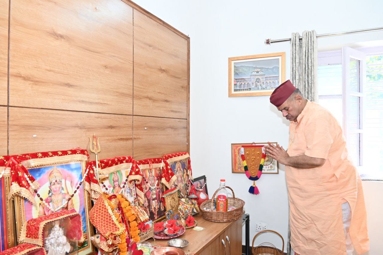कैबिनेट मंत्री गणेश जोशी ने चैत्र नवरात्रि के अवसर पर अपने शासकीय आवास पर पूजा अर्चना कर नवरात्रि और हिन्दू नववर्ष की दी बधाई एवं शुभकामनाएं